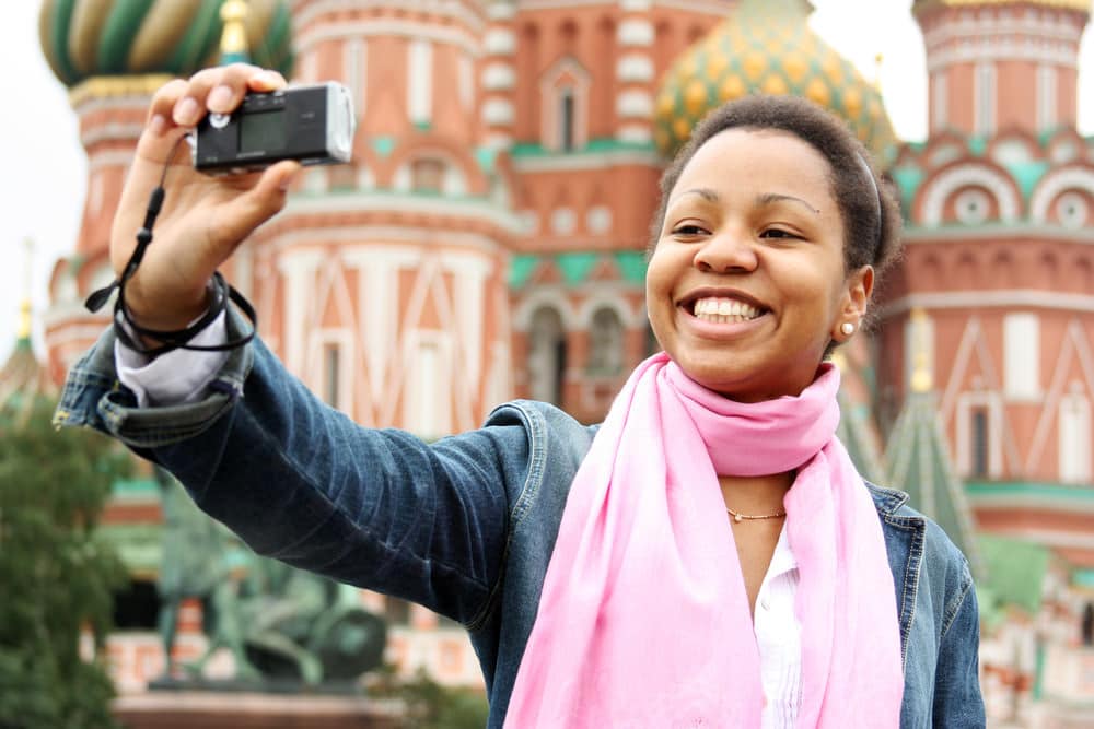 Счастливые туристы на фоне достопримечательностей России